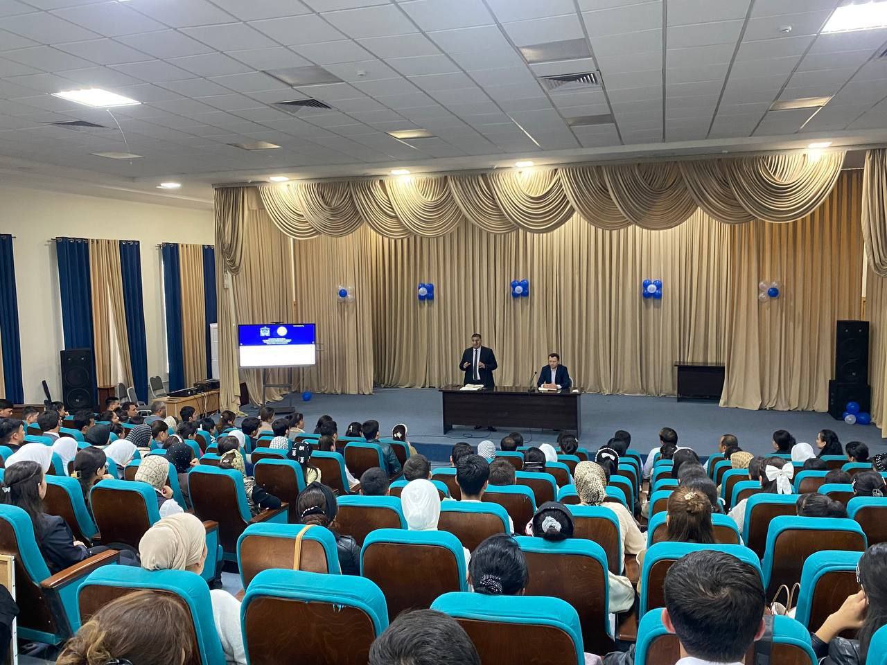 Aniq va Tabiiy Fanlar Fakulteti Dekani Talabalar bilan Ochiq Muloqot O‘tkazdi