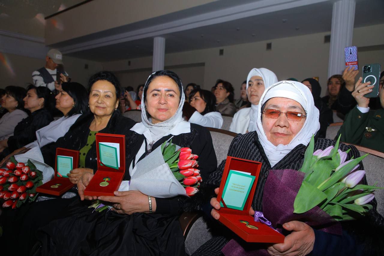 NamDPI PROFESSORI "MO'TABAR AYOL" KOʻKRAK NISHONI BILAN TAQDIRLANDI