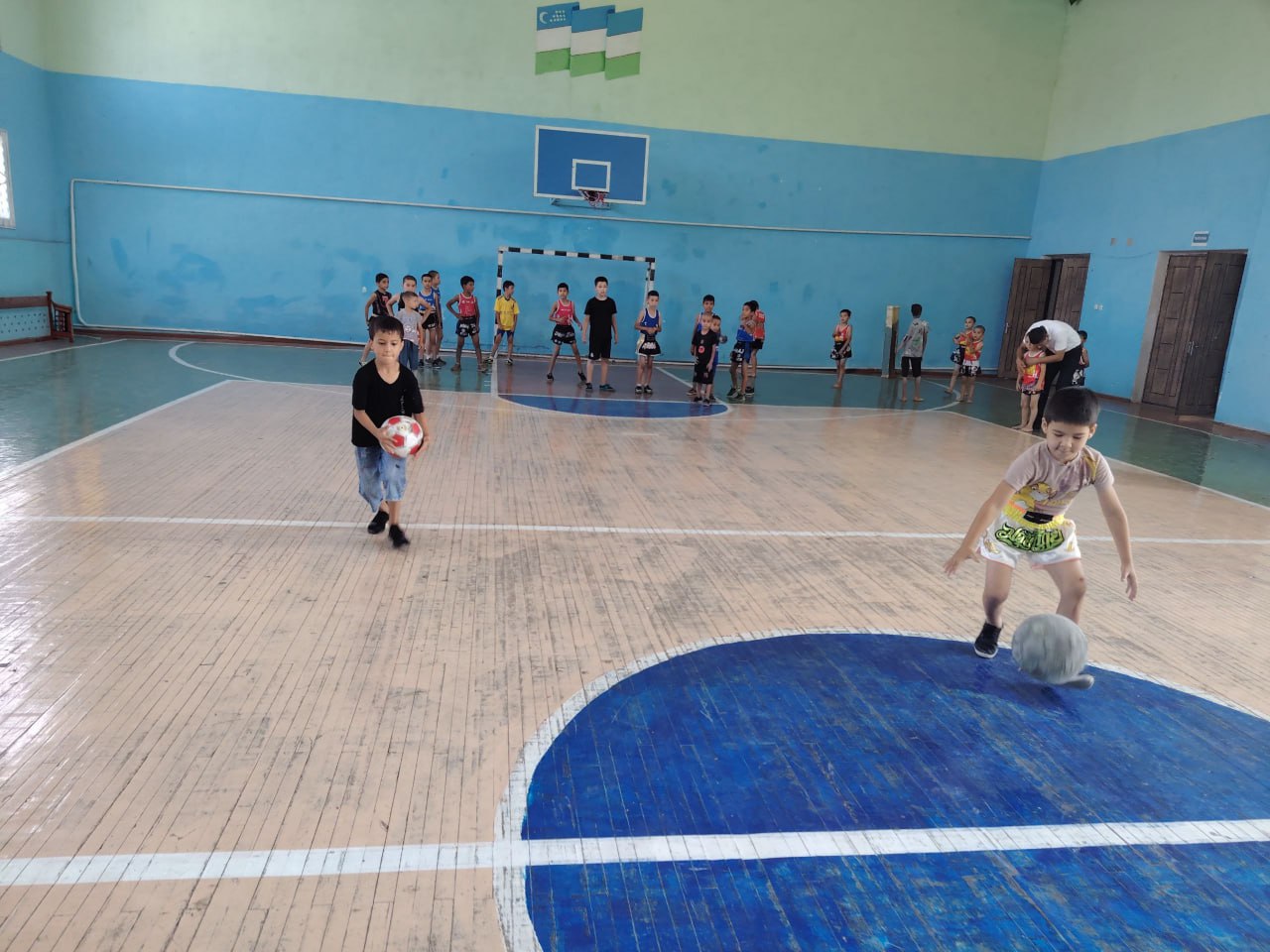 Pedagogika fakulteti tyutorlari va institut psixologi “Dolzarb 90 kun” loyihasi doirasida Namangan shahar 11-umumta'lim maktabi tashrif buyurishdi.