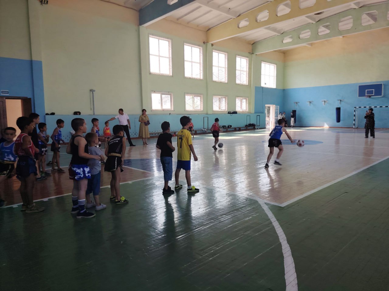 Pedagogika fakulteti tyutorlari va institut psixologi “Dolzarb 90 kun” loyihasi doirasida Namangan shahar 11-umumta'lim maktabi tashrif buyurishdi.