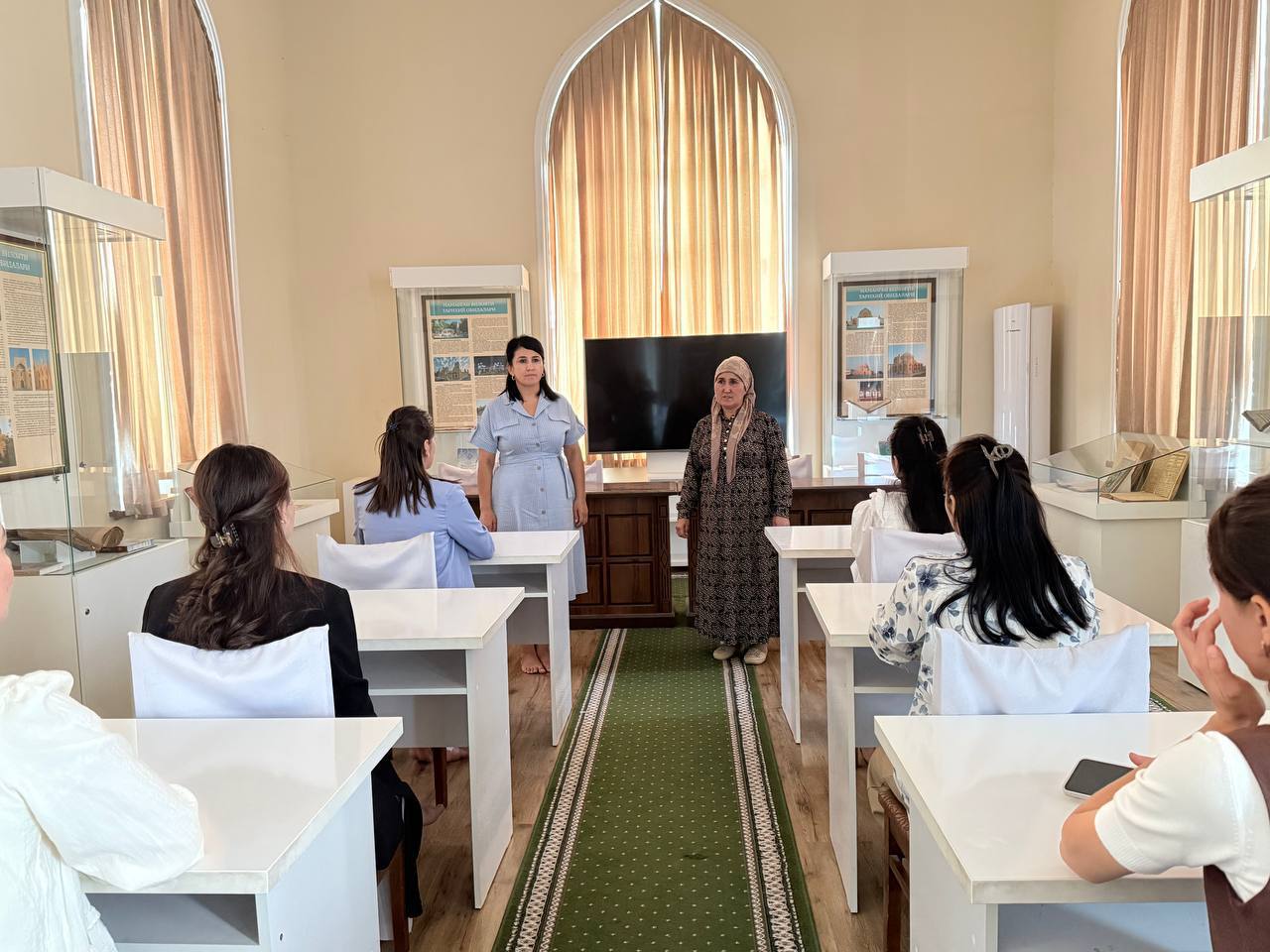 Talabalar Sulton Uvays Qaraniy ziyoratgohida