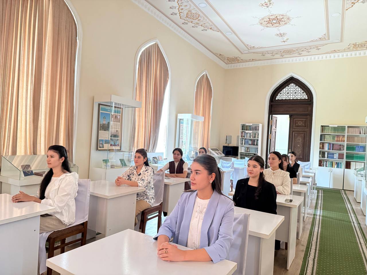 Talabalar Sulton Uvays Qaraniy ziyoratgohida