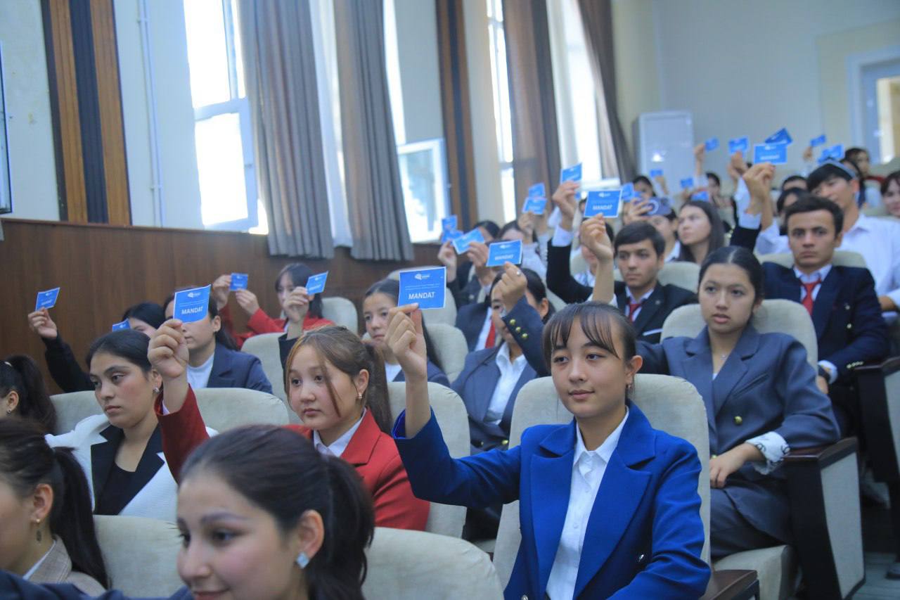 Hisobot-saylov yig’ilishida 2025/2026-o‘quv yili uchun Yoshlar yetakchisi, Yoshlar kengashi a’zolari hamda fakultet koordinatorlarini saylash bo‘yicha masala ko’rib chiqildi.