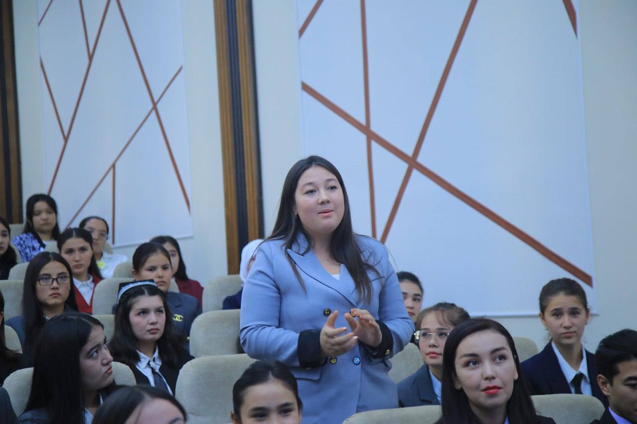 Hisobot-saylov yig’ilishida 2025/2026-o‘quv yili uchun Yoshlar yetakchisi, Yoshlar kengashi a’zolari hamda fakultet koordinatorlarini saylash bo‘yicha masala ko’rib chiqildi.