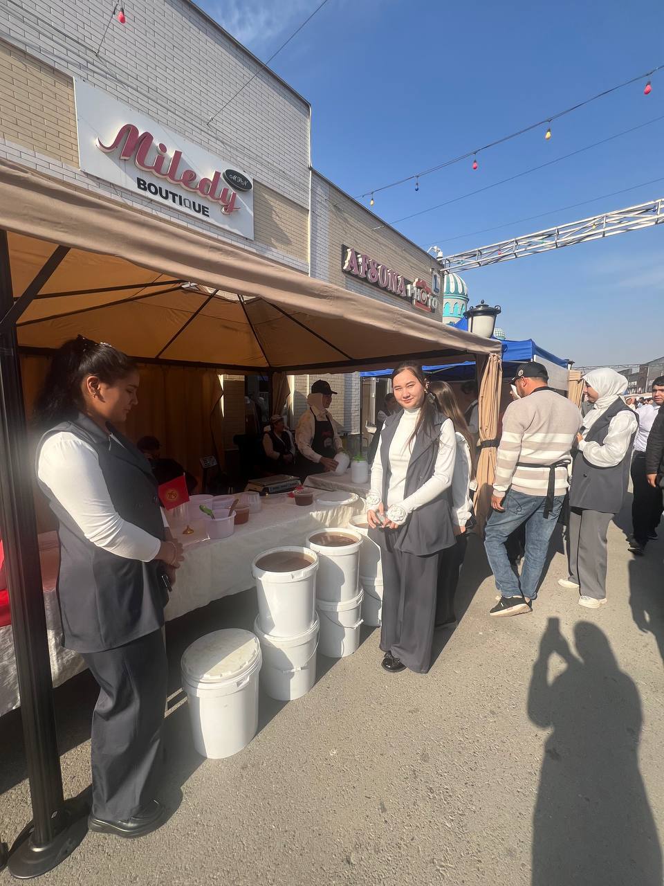 Namangan viloyatida IV “Asal festivali” — yosh volontyorlar ishtirokida boshlandi