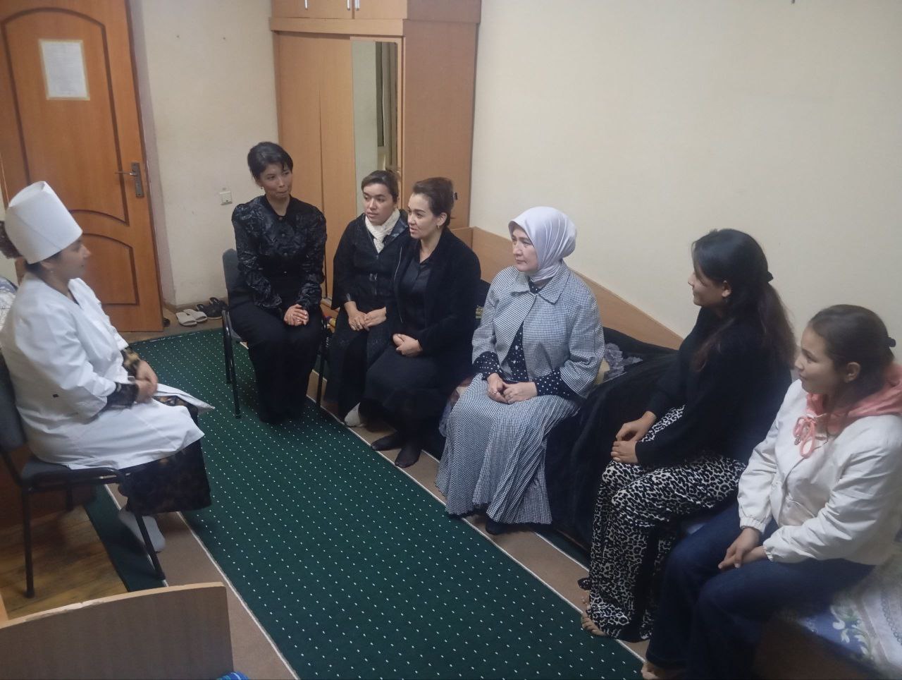 Kreativ pedagogika va psixologiya kafedrasi professor-o‘qituvchilari tasdiqlangan “TTJda kafedra kunlari” jadvaliga asosan Talabalar turar joyiga tashrif buyurishdi.