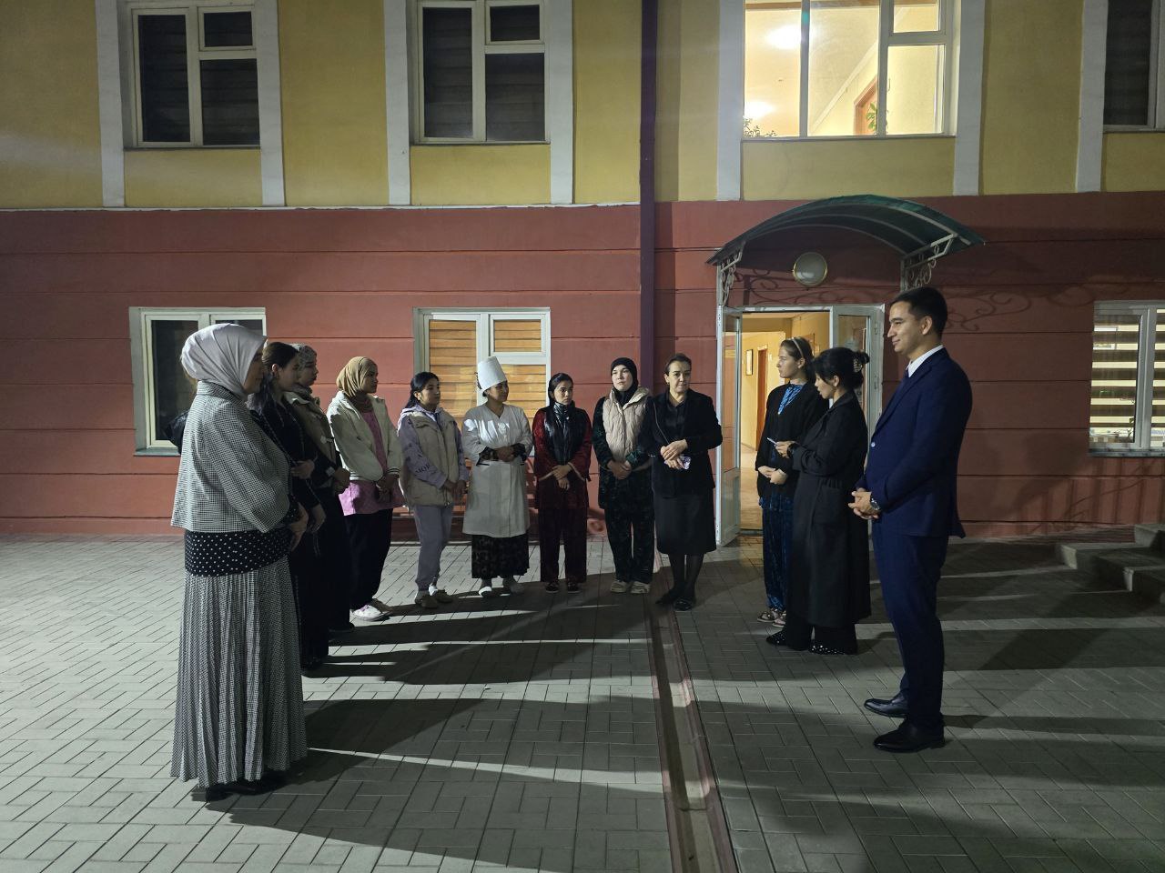 Kreativ pedagogika va psixologiya kafedrasi professor-o‘qituvchilari tasdiqlangan “TTJda kafedra kunlari” jadvaliga asosan Talabalar turar joyiga tashrif buyurishdi.