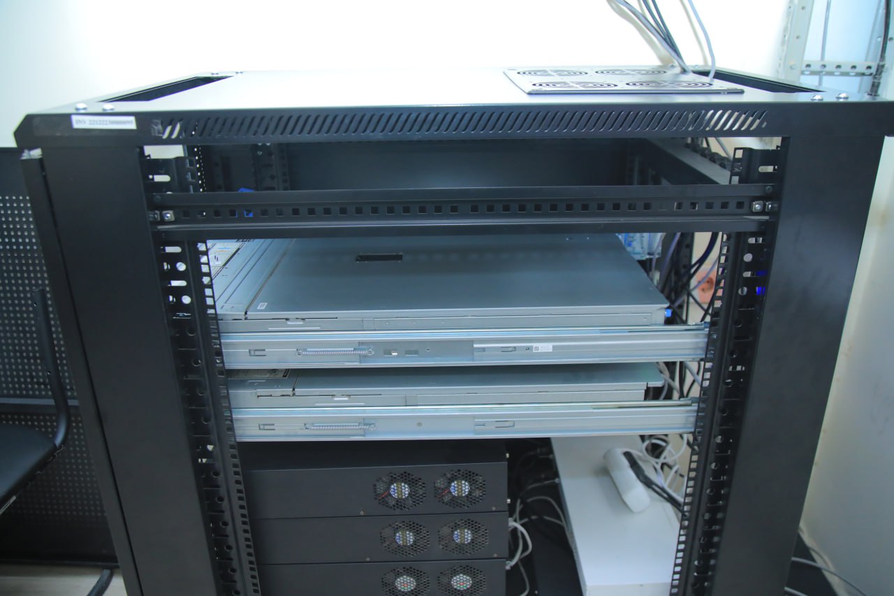 Sun'iy intellect loyihalari bilan ishlash uchun mo'ljallangan Server clusteri ishga tushurildi