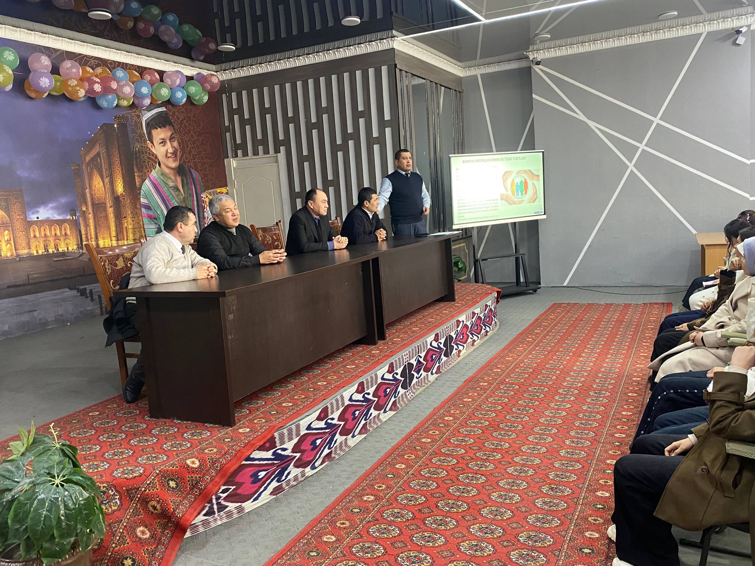 “Milliy g‘oya, ma’naviyat asoslari va huquq ta’limi” hamda “Ijtimoiy ish” yo‘nalishi talabalari ishtirokida davra suhbati tashkil etildi.