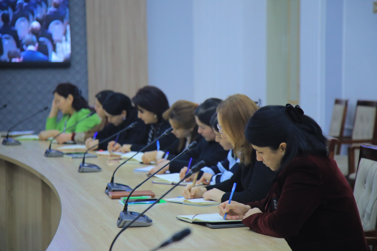 "Siyosiy-ma’rifat soati"