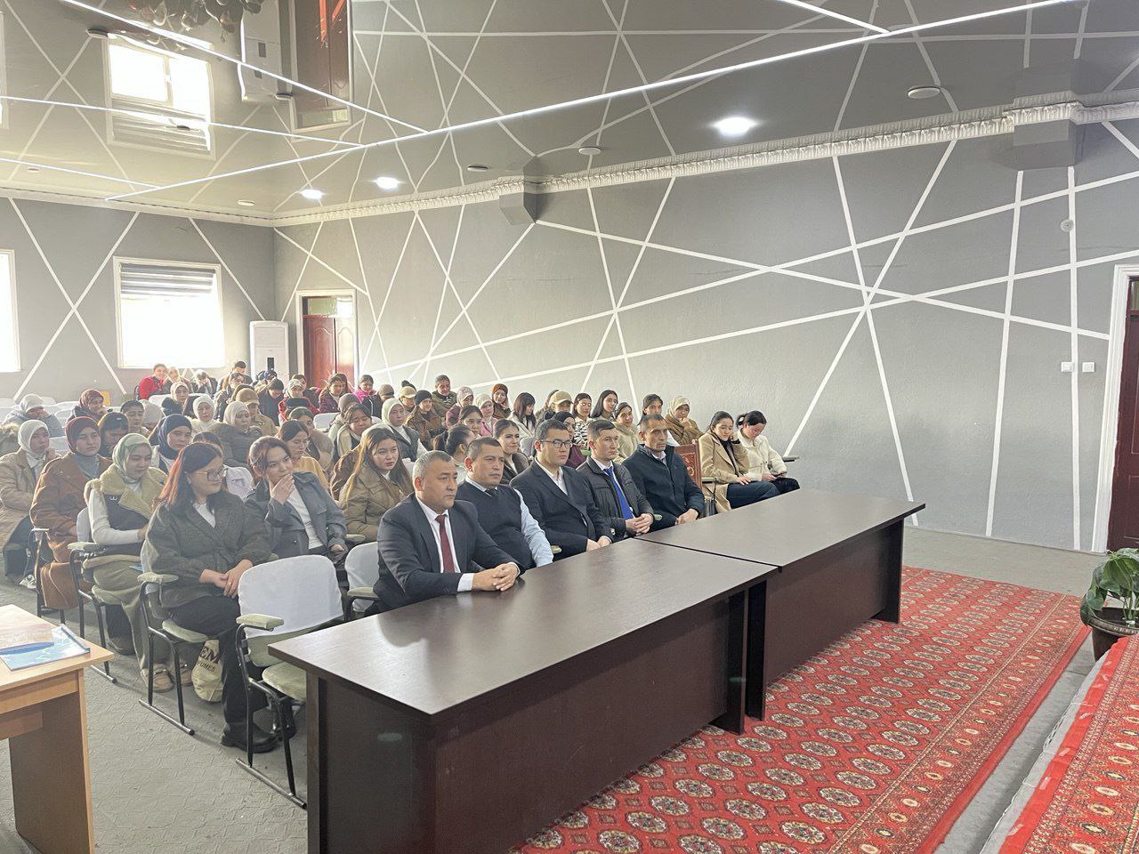 Namangan davlat pedagogika instituti Ijtimoiy fanlar fakulteti Milliy gʻoya, ma'naviyat asoslari va huquq ta'limi yoʻnalishi talabalari va tyutorlar hamkorligida "Shoh va shoir bobomiz" mavzusida ma'naviy-ma'rifiy kecha tashkil etildi.