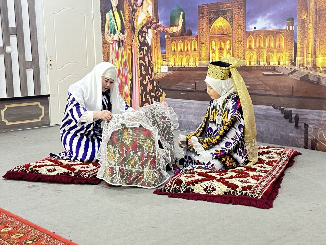 Namangan davlat pedagogika instituti Ijtimoiy fanlar fakulteti Milliy gʻoya, ma'naviyat asoslari va huquq ta'limi yoʻnalishi talabalari va tyutorlar hamkorligida "Shoh va shoir bobomiz" mavzusida ma'naviy-ma'rifiy kecha tashkil etildi.