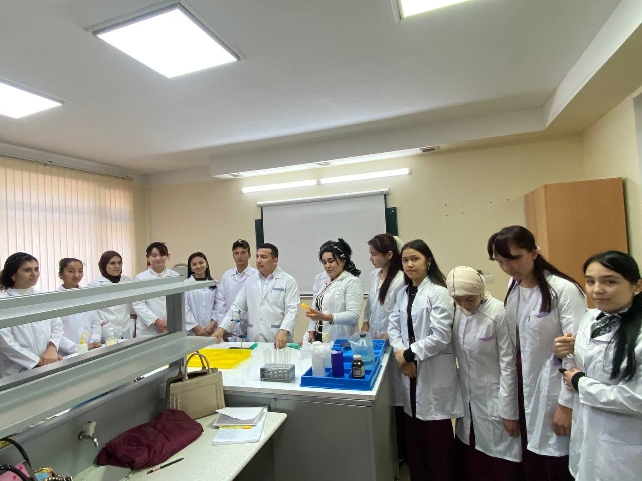 "Marganes va uning birikmalari. Olinishi va xossalari" mavzusi boʻyicha laboratoriya mashgʻulotini tashkil qildi.