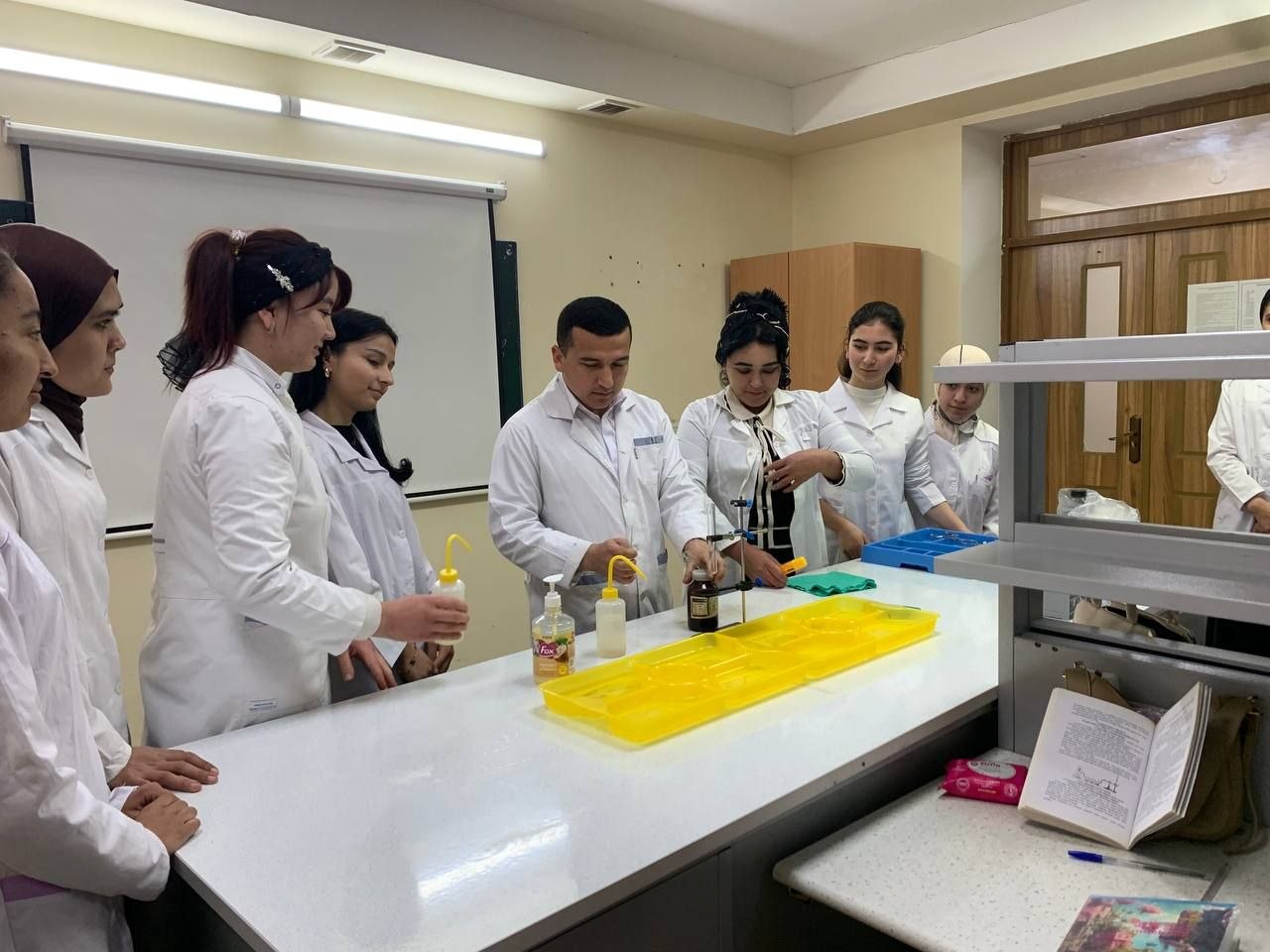 "Marganes va uning birikmalari. Olinishi va xossalari" mavzusi boʻyicha laboratoriya mashgʻulotini tashkil qildi.