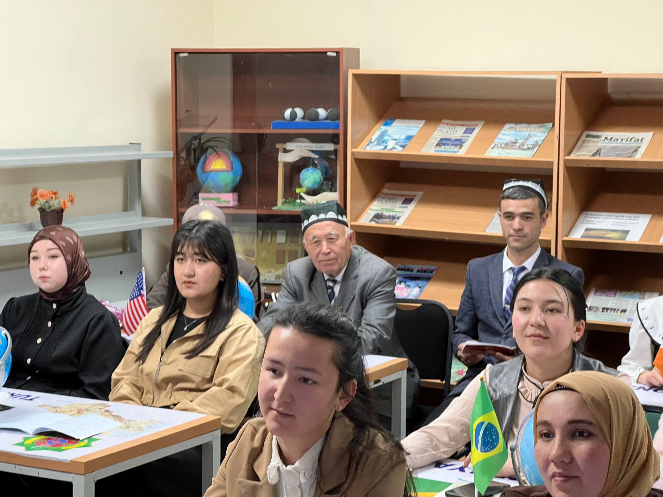 "Tuproq muhiti omillariga organizmlar moslashuvi" mavzusi boʻyicha ochiq dars mashgʻulotini tashkil qildi.