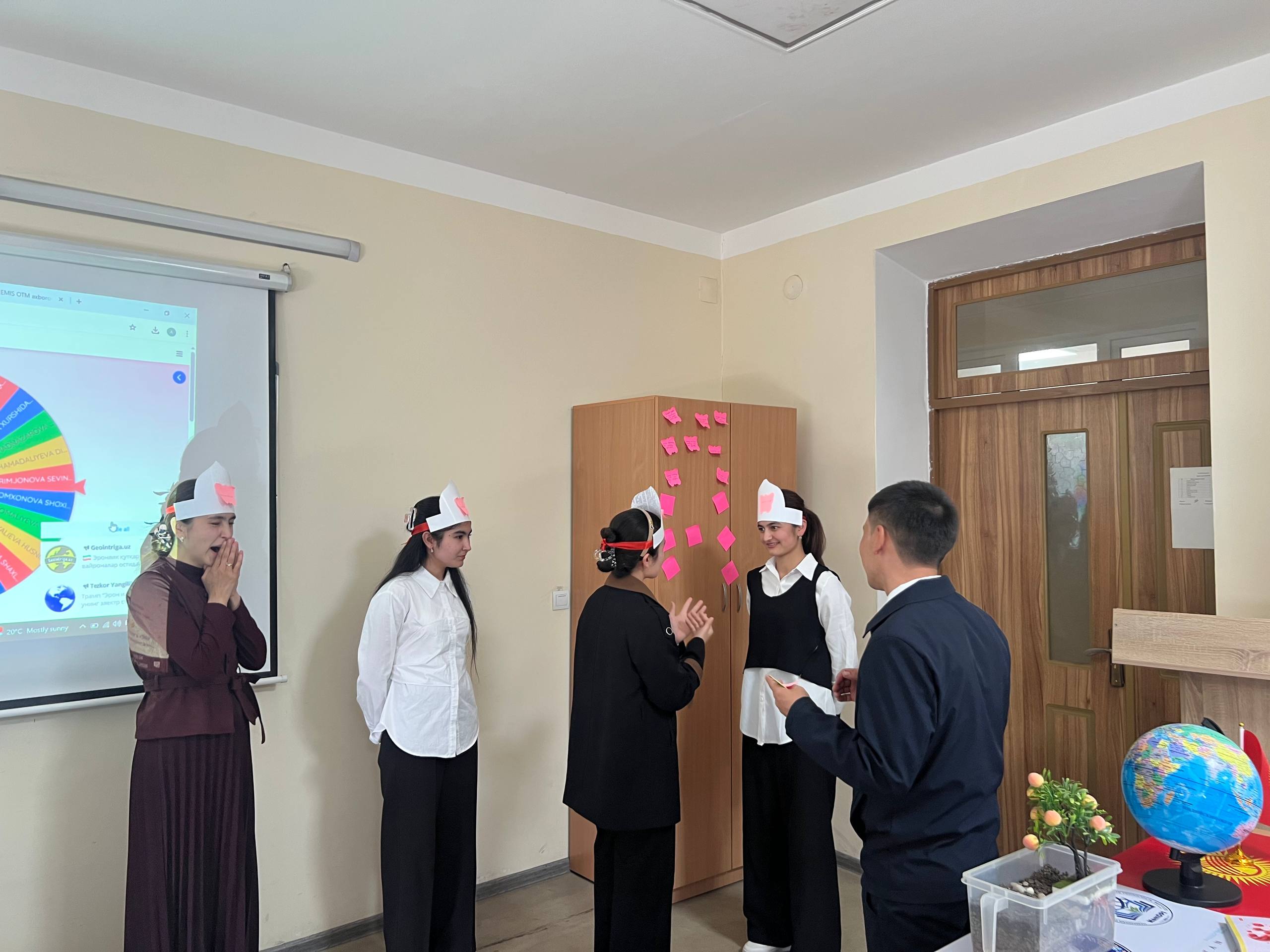 "Tuproq muhiti omillariga organizmlar moslashuvi" mavzusi boʻyicha ochiq dars mashgʻulotini tashkil qildi.