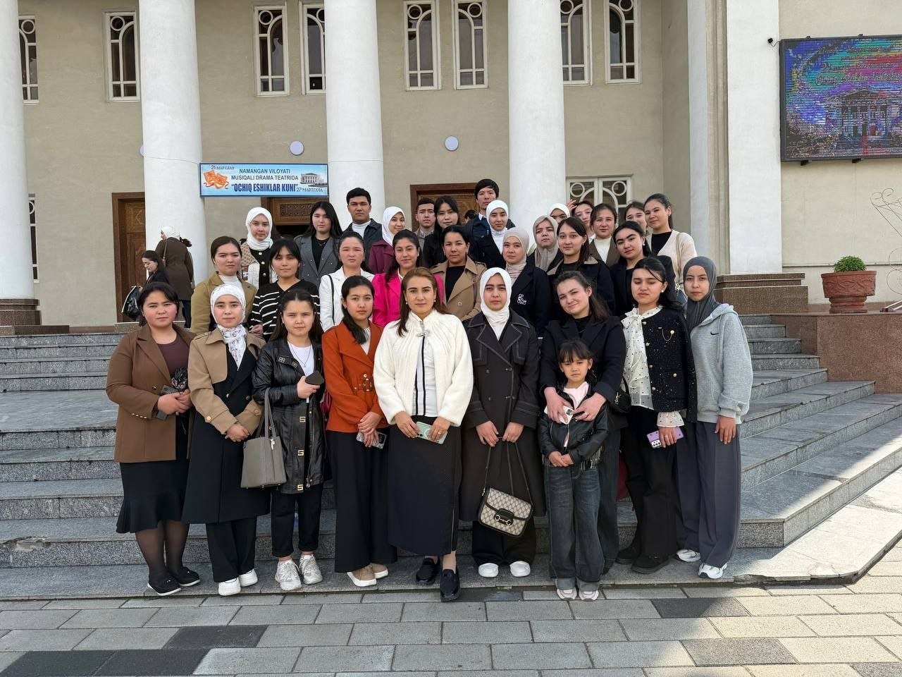 TALABALARNING TEATRGA TASHRIFI