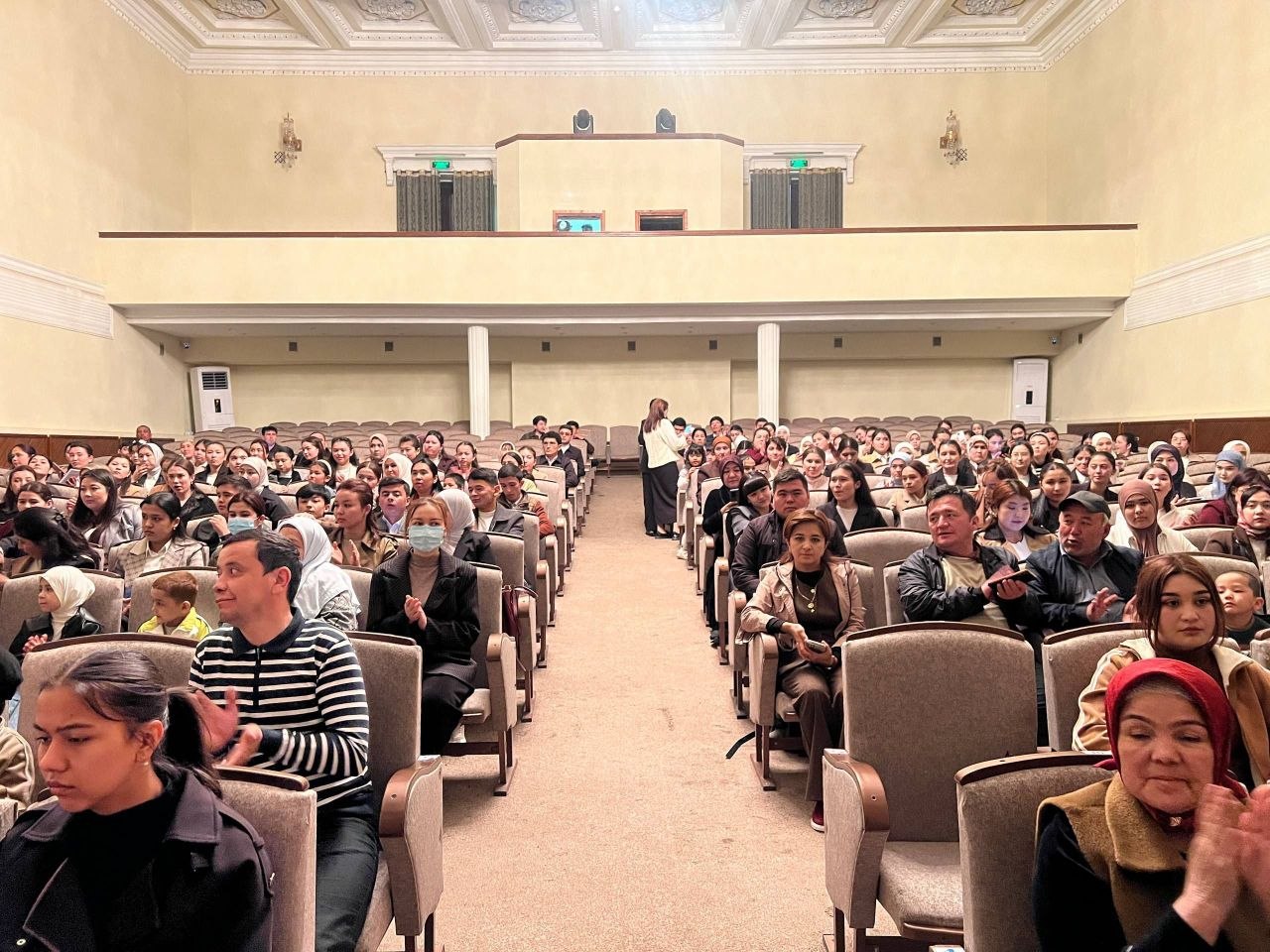 TALABALARNING TEATRGA TASHRIFI