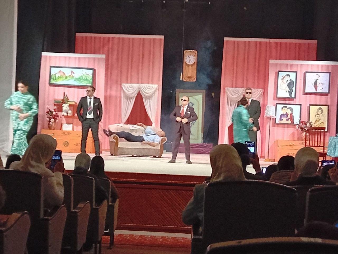 TALABALARNING TEATRGA TASHRIFI