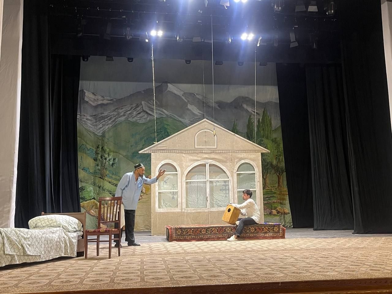 Teatr bu-ibratxonadir.