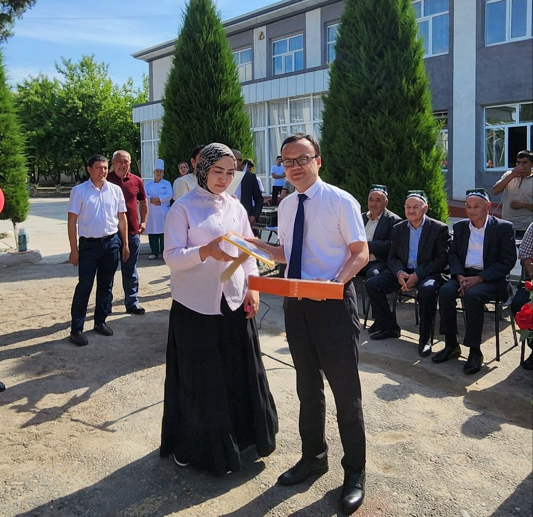 TO‘RAQO‘RG‘ON TUMANIDAGI 24-MAKTABDA “BITIRUVCHILAR KUNI” TADBIRI DOIRASIDA NAMANGAN DAVLAT PEDAGOGIKA INSTITUTI REKTORI B.E. XUSANOVNING BITIRUVCHILARGA YO‘LLAGAN TABRIGI O‘QIB ESHITTIRILDI.