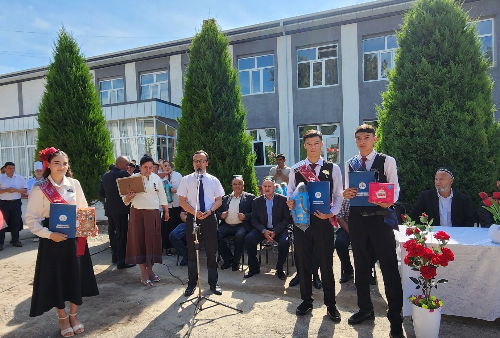 TO‘RAQO‘RG‘ON TUMANIDAGI 24-MAKTABDA “BITIRUVCHILAR KUNI” TADBIRI DOIRASIDA NAMANGAN DAVLAT PEDAGOGIKA INSTITUTI REKTORI B.E. XUSANOVNING BITIRUVCHILARGA YO‘LLAGAN TABRIGI O‘QIB ESHITTIRILDI.