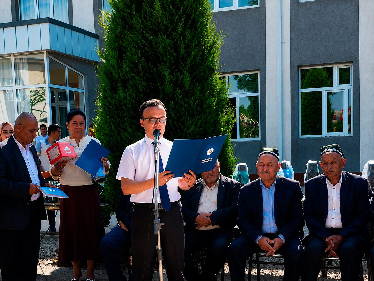 TO‘RAQO‘RG‘ON TUMANIDAGI 24-MAKTABDA “BITIRUVCHILAR KUNI” TADBIRI DOIRASIDA NAMANGAN DAVLAT PEDAGOGIKA INSTITUTI REKTORI B.E. XUSANOVNING BITIRUVCHILARGA YO‘LLAGAN TABRIGI O‘QIB ESHITTIRILDI.