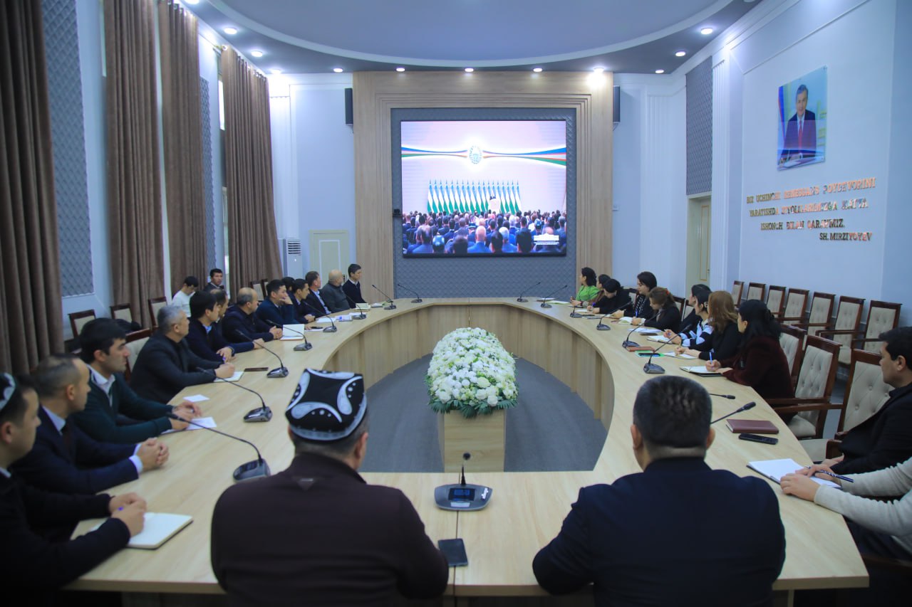 "Siyosiy-ma’rifat soati"