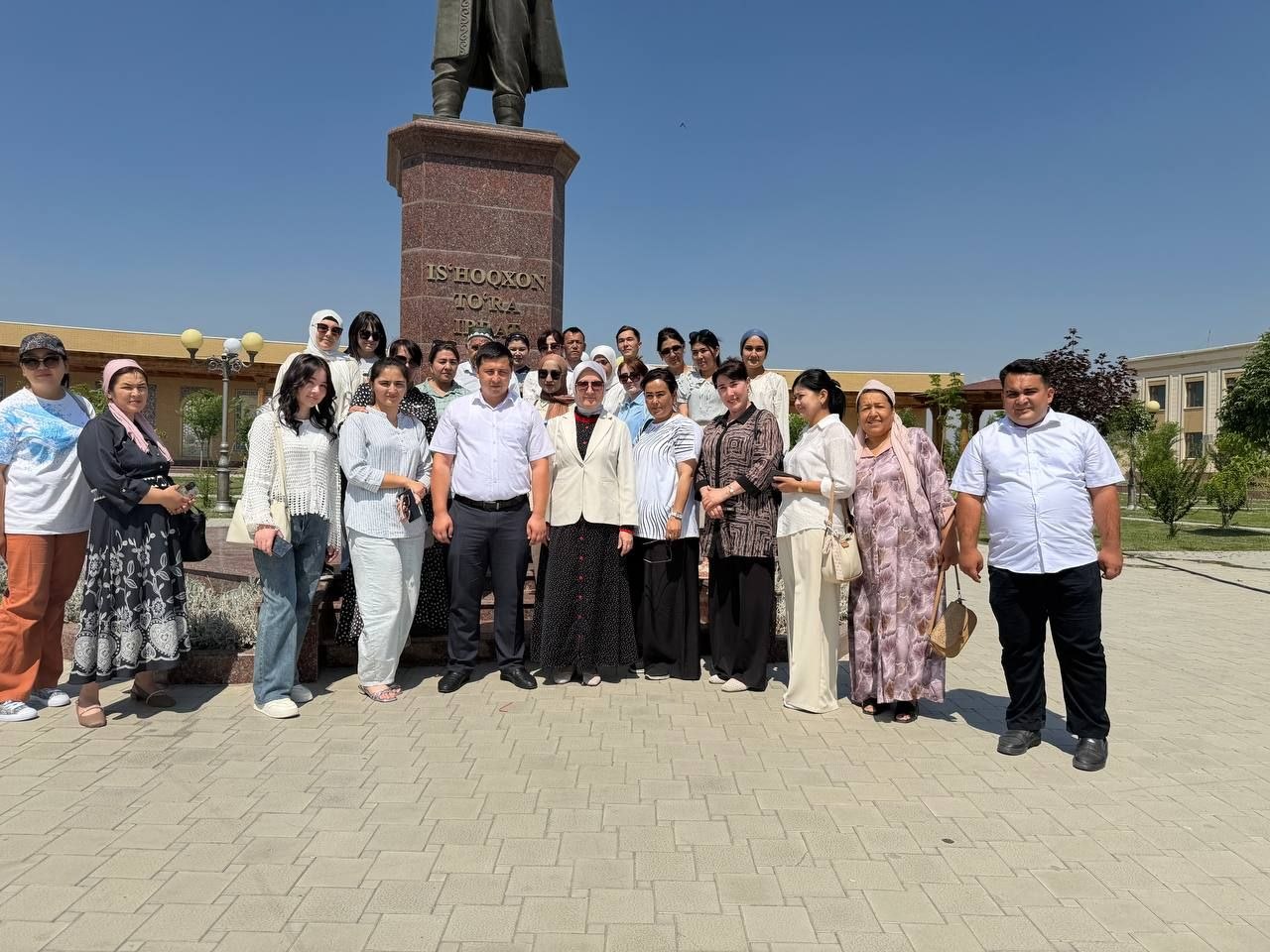 Ishoqxon To’ra Ibrat muzeyi, Mavlono Lutfulloh bog‘i, Chustiy uy-muzeyi hamda Bibiona ziyoratgohiga sayohat tashkil etildi.