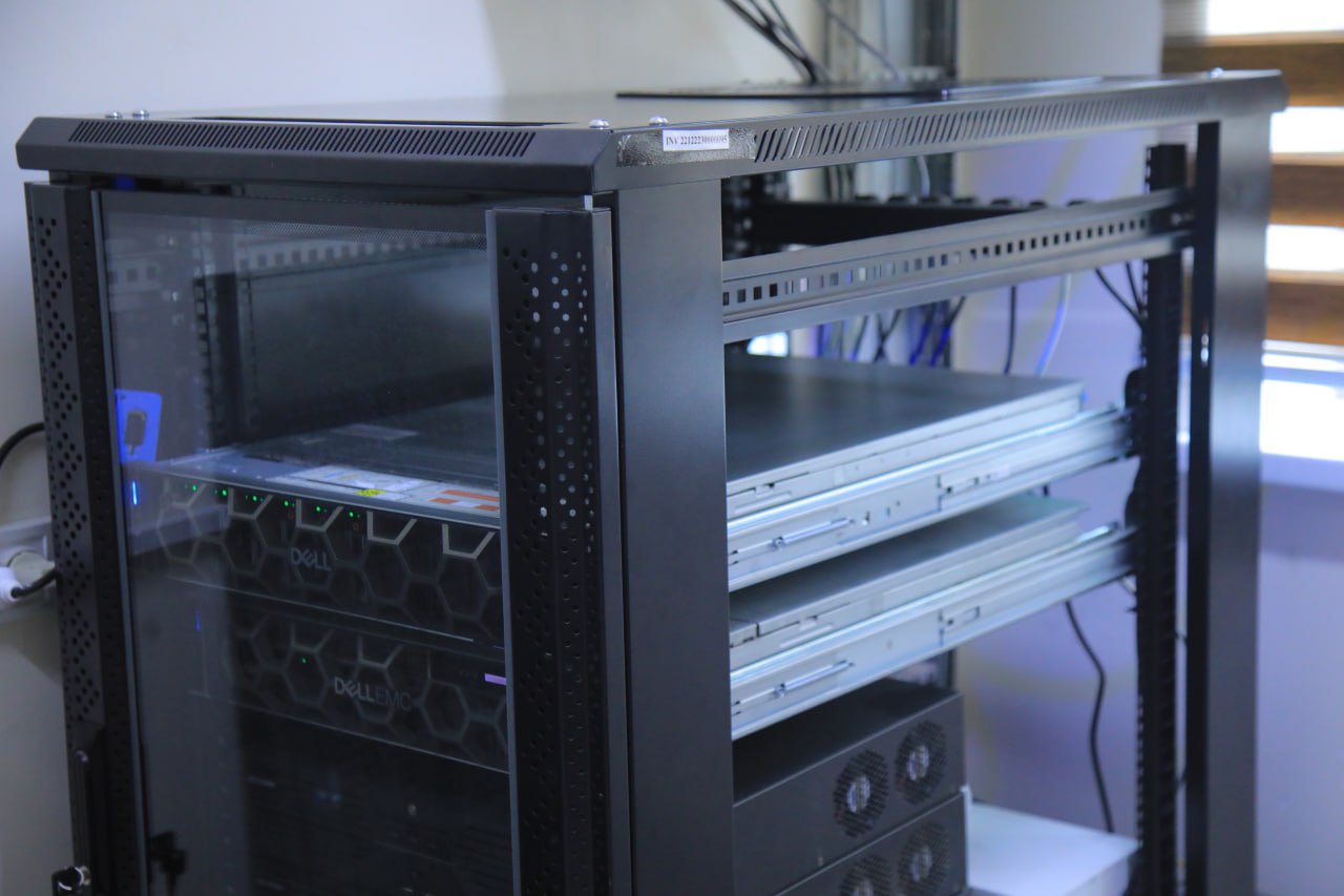 Sun'iy intellect loyihalari bilan ishlash uchun mo'ljallangan Server clusteri ishga tushurildi