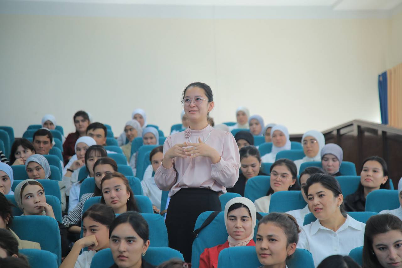 Rektor va yoshlar uchrashuvi