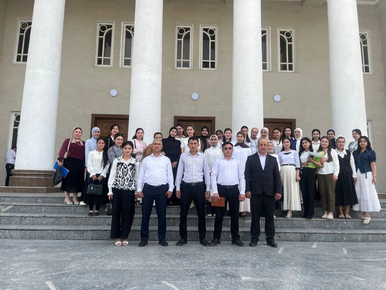 Teatr bu-ibratxonadir.