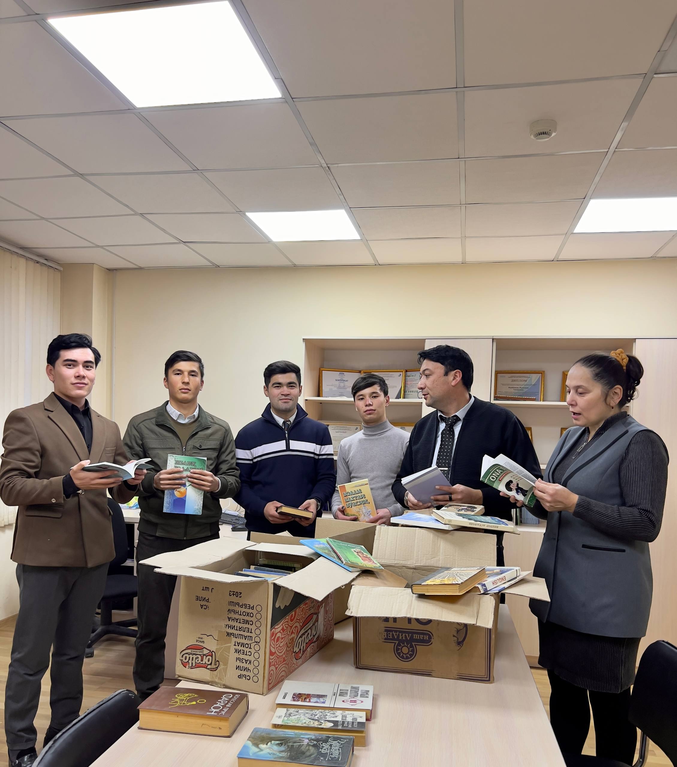 “Talabalikdan olimlik sari: ustoz tuhfa qilgan 100 bebaho kitob”